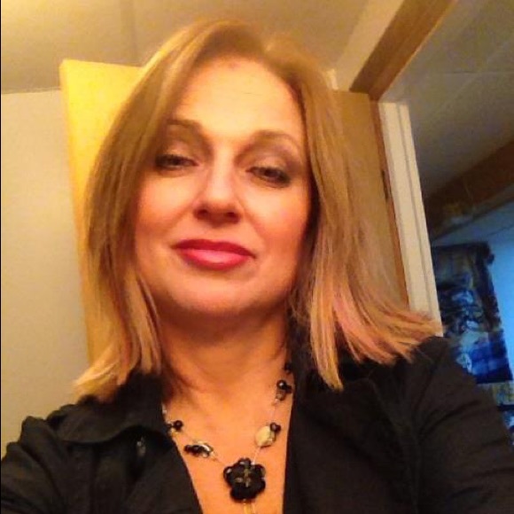 Meet your Posher, Janet - Picture 2 of 4