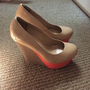 Tan and salmon wedges