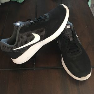 Nike Revolution 3 running shoes