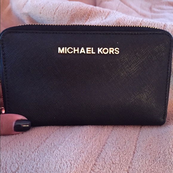 Selling a slightly used Michael Kors wallet.