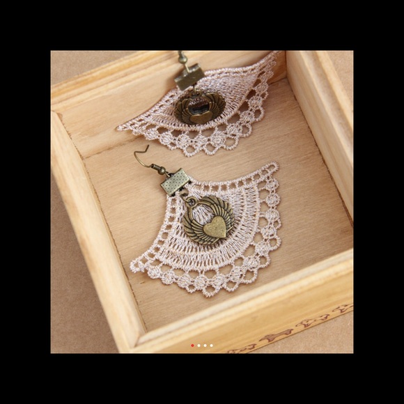 Gothic rose tassel long drop handmade earrings - Picture 4 of 4