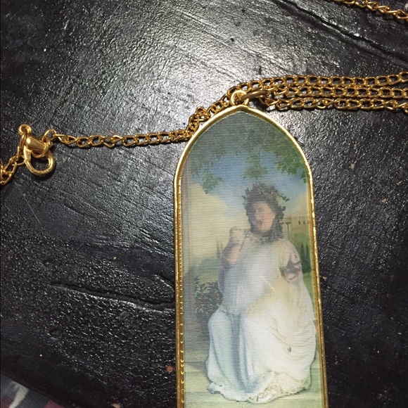 Screaming lady portrait necklace