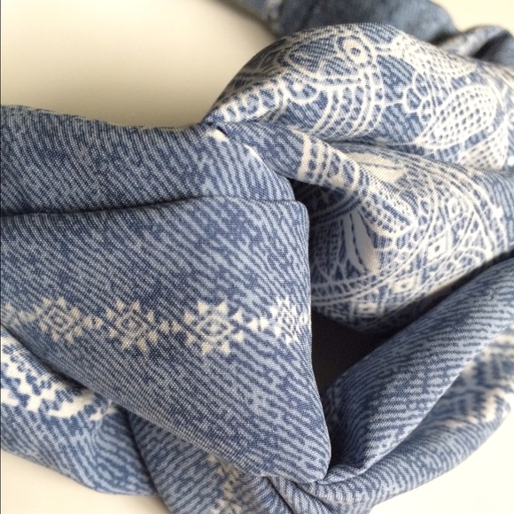 🎈CLEARANCE🎈 Cross turban headband (faux denim) - Picture 2 of 3