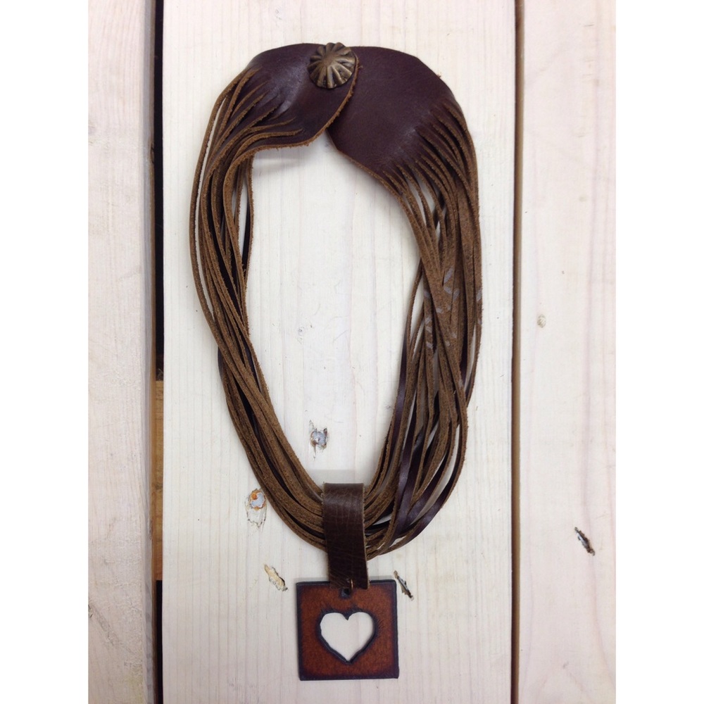 Short leather necklace with pendant