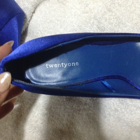 Blue Twenty One 2 inch heels - Picture 2 of 4