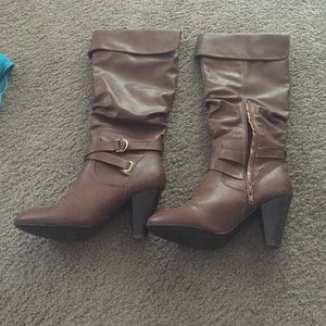 Brown boots hardly worn