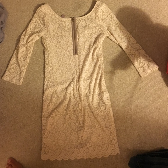 Cream dress super pretty - Picture 3 of 3