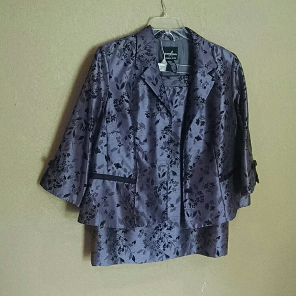 Nearly new women's suit.