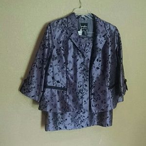 Nearly new women's suit.