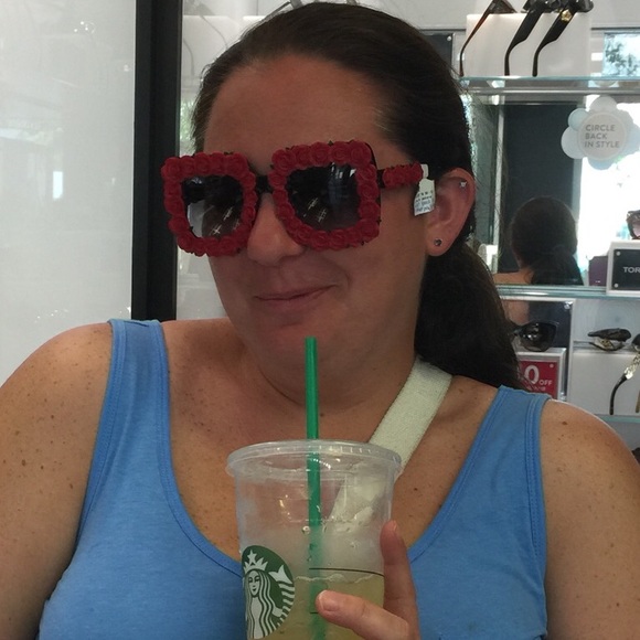 Meet your Posher, Jennifer - Picture 2 of 2