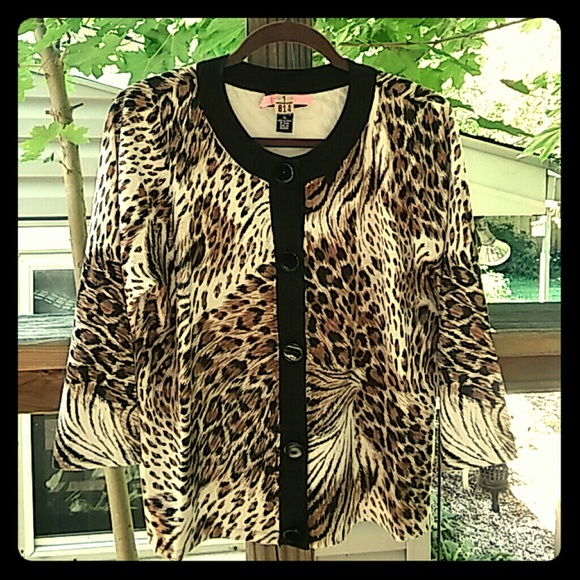 Animal print 3/4 sleeve cardigan. PERFECT for fall