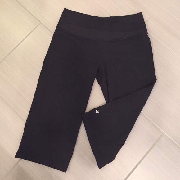 Lululemon Astro crop knee length shorts