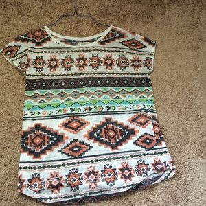 Short sleeve top with beautiful patterns.