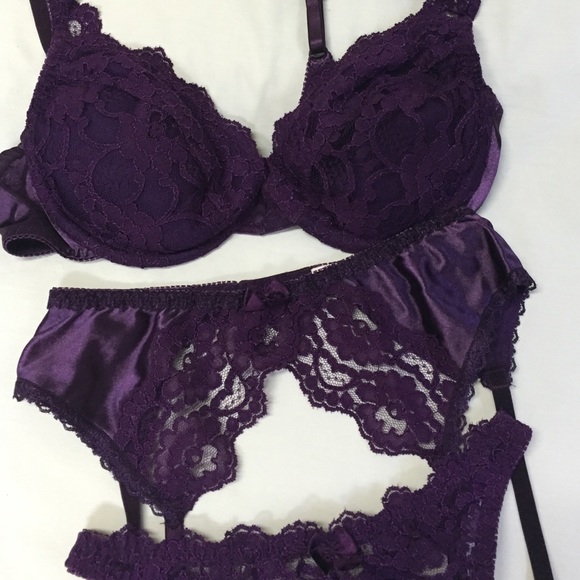 Victoria's Secret Lace and Satin Bra - Picture 4 of 4