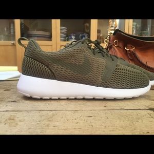 Army Green Nike Roshe sz 9.5 (never been worn)