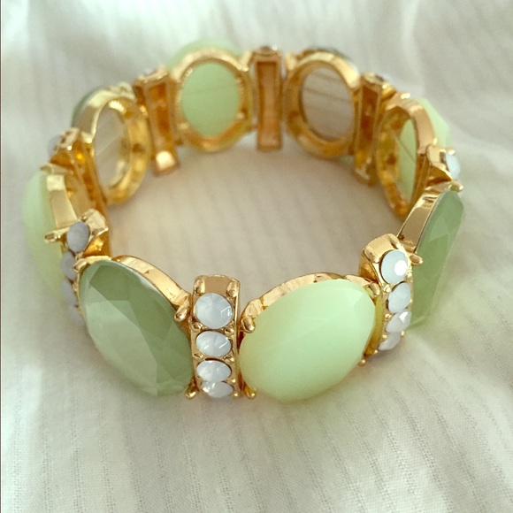 Price Dropped! A golden bracelet. Make an offer.🎀