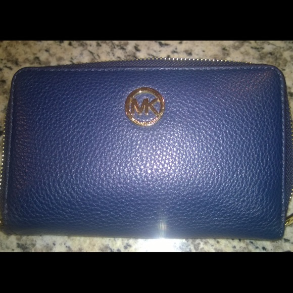 Michael Kors wristlet wallet. Great condition.