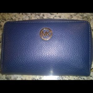 Michael Kors wristlet wallet. Great condition.