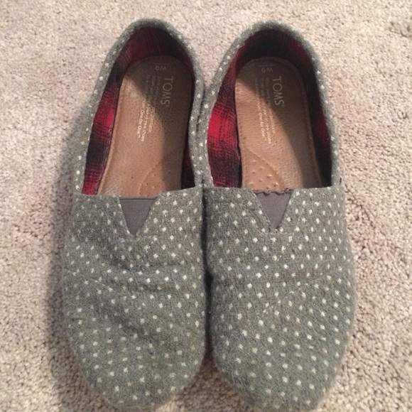 Grey polka dot toms