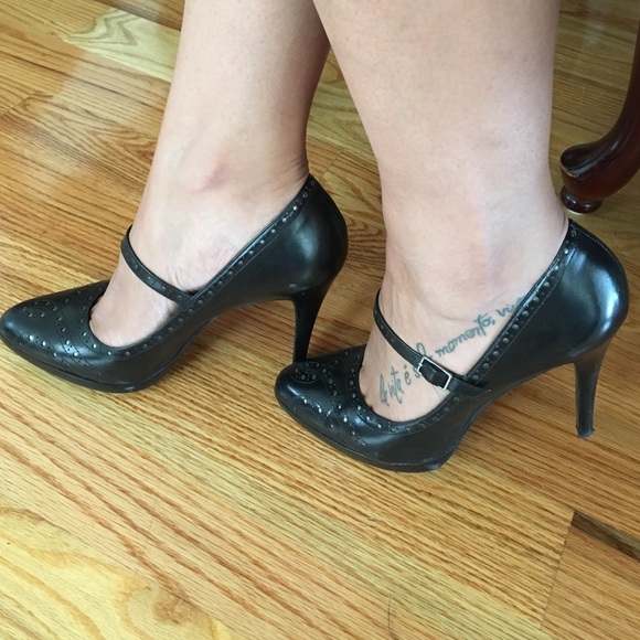 BCBG closed heels - Picture 2 of 3