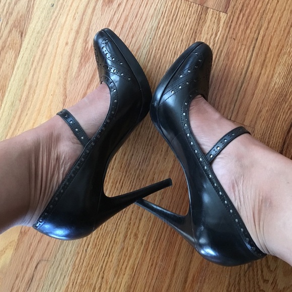 BCBG closed heels - Picture 3 of 3