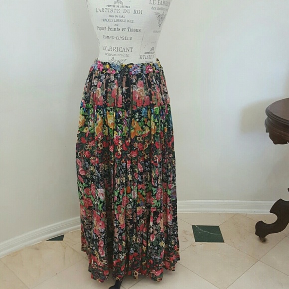 Tangibles Floral Maxi Skirt. Medium.