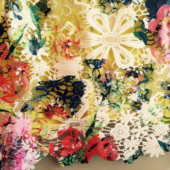 Colors on Lace Crop Top - Picture 4 of 4