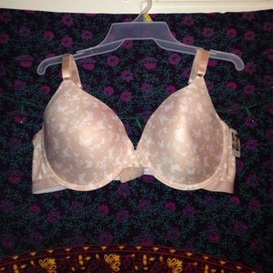 Jessica Simpson bra