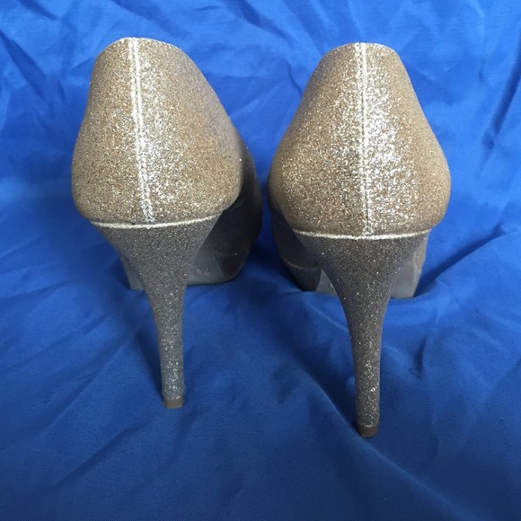 Sparkly gold shoes - Picture 2 of 2