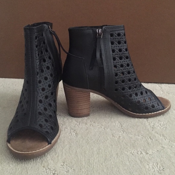 TOMs peep toe bootie