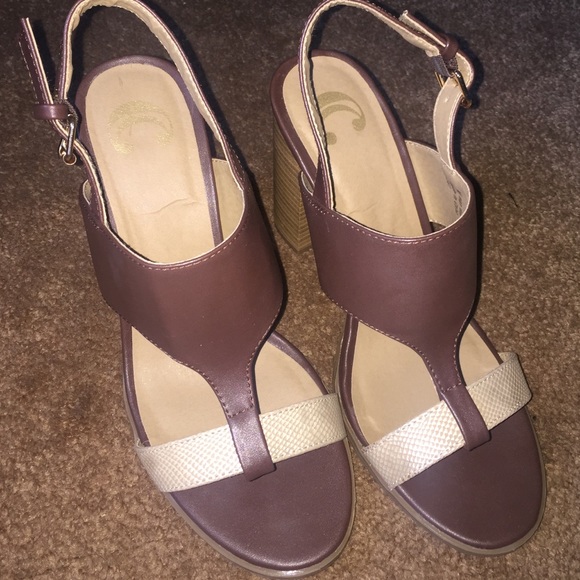 T-Strap Block Heels - Picture 3 of 3