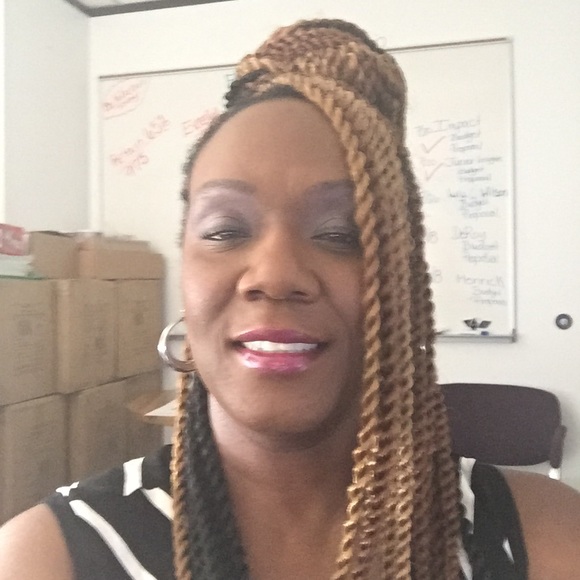 Meet your Posher, Tiffiny - Picture 2 of 4