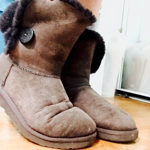 Short chocolate Bailey button Uggs
