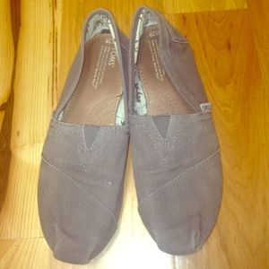 Gray Toms