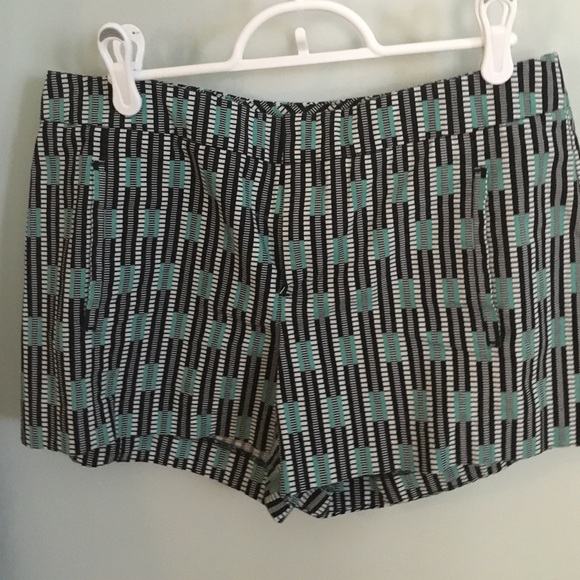 Gap size 4 geometric shorts