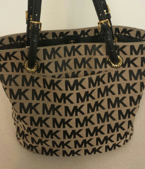 Michael Kors Handbags - Michael Kors Tote Excellent condition