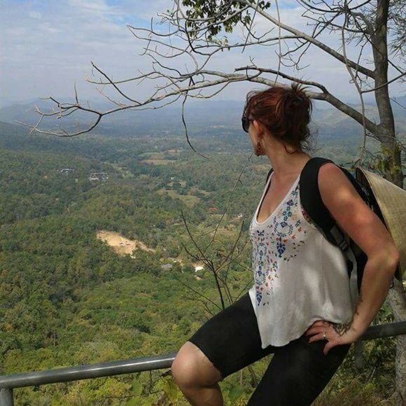 Meet your Posher, Danielle - Picture 3 of 3