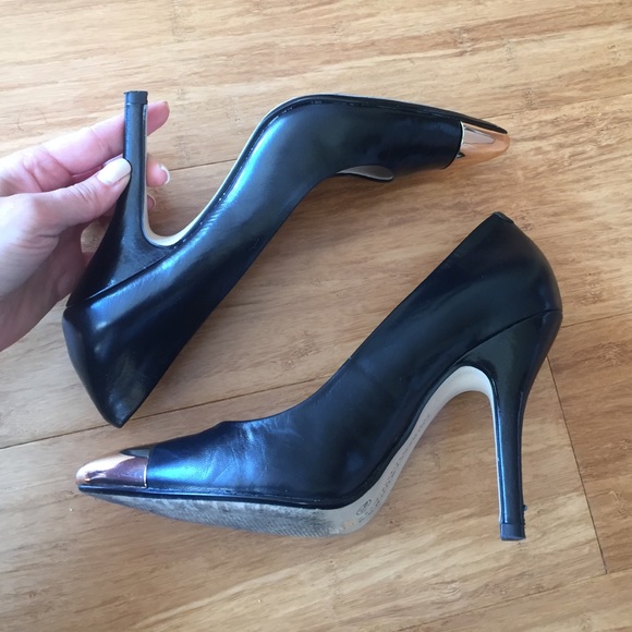 ⭐️HOST PICK ⭐️Gold cap toe heels - Picture 2 of 4