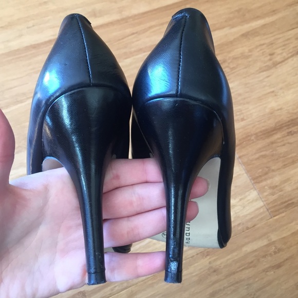 ⭐️HOST PICK ⭐️Gold cap toe heels - Picture 3 of 4