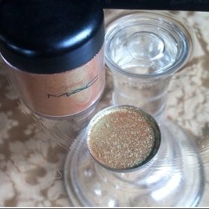 MAC PRESSED PIGMENT IN "OLD GOLD" THURS SALE🎉