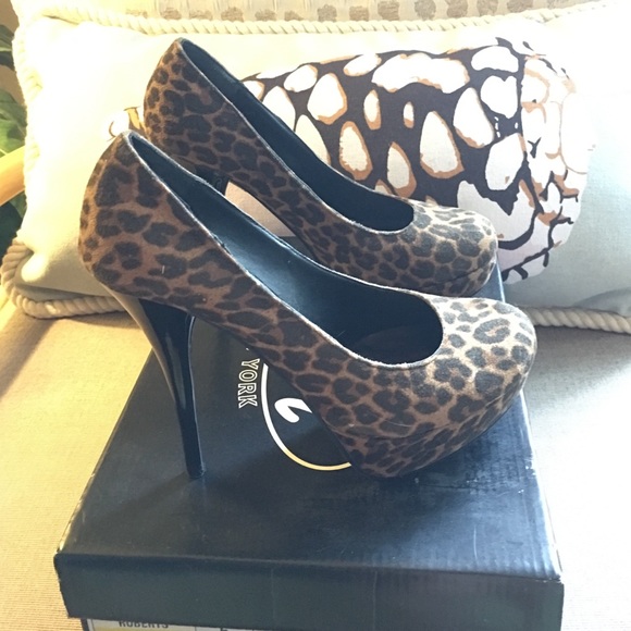 🐆Leopard heels are smokin' hot🌶 - Picture 2 of 4