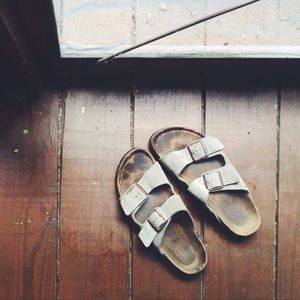Birkenstock Arizona in Taupe Suede // Soft Footbed
