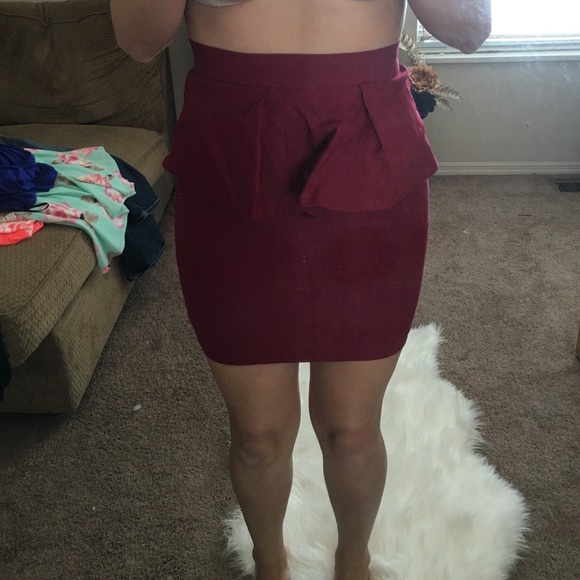 High waist maroon skirt
