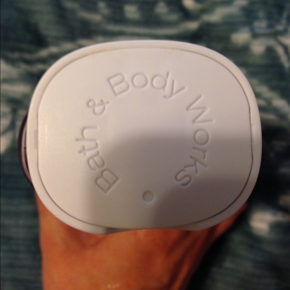 A shower gel, and hydrating body lotion. - Picture 3 of 4