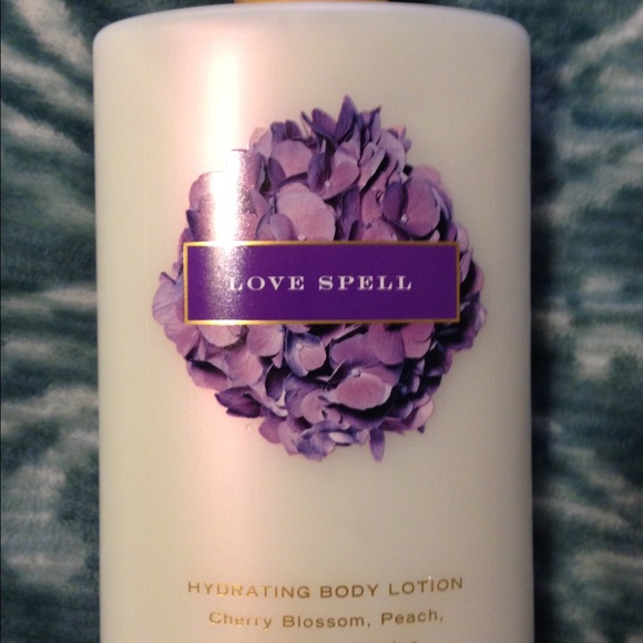 A shower gel, and hydrating body lotion. - Picture 4 of 4