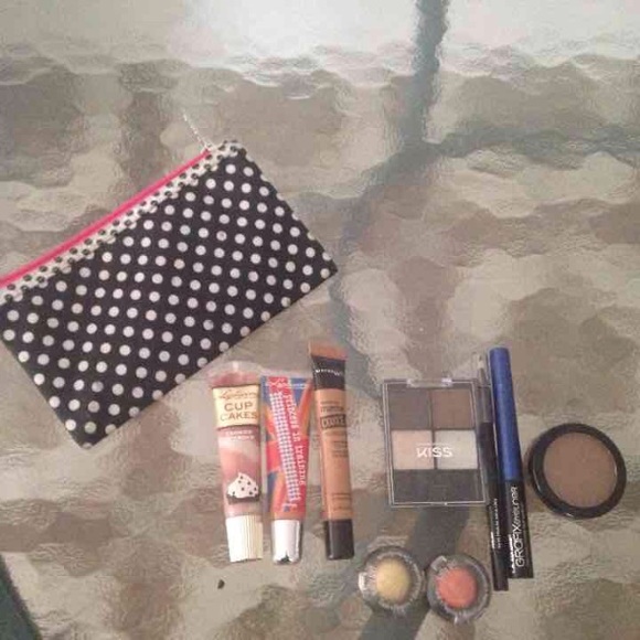 makeup bundle with free make up pouch !!