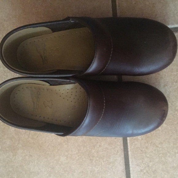 Brown Dansko clogs!