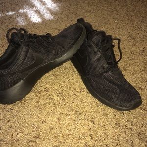 All black nike roshe