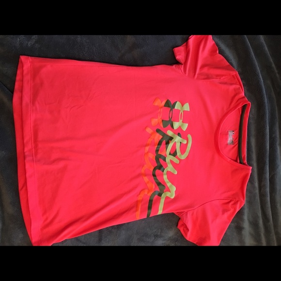 Like new Under Armour semi fitted T-shirt