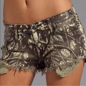 💋Free people shibori distressed shorts